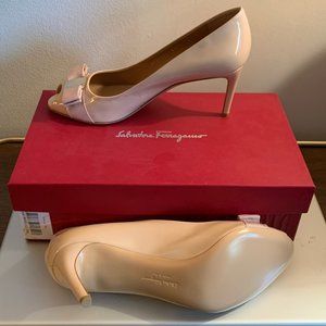 Ferragamo - New Bisque Heels Size 9.0 (NEVER WORN)